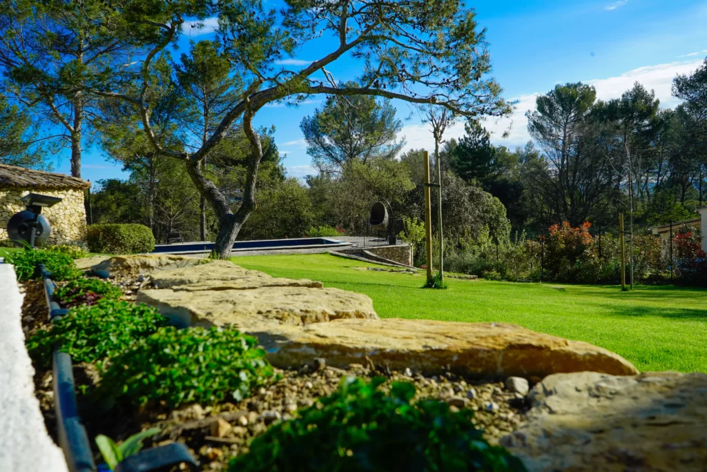 Paysagiste pour elagage dans jardin haut de gamme Aix en Provence