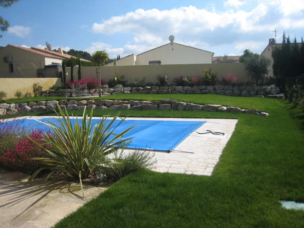 Enrochement de jardin et pelouse synthétique Bouc Bel Air
