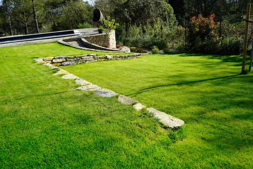 Expert en design paysager pour conception enrochement de jardin Carry Le Rouet
