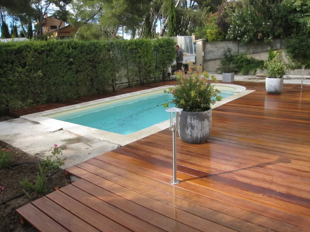 Conception et pose de terrasse en bois autour d une piscine Bouc Bel Air