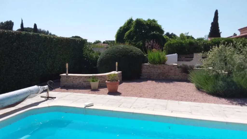 Jardin haut de gamme autour d une piscine Aix en Provence