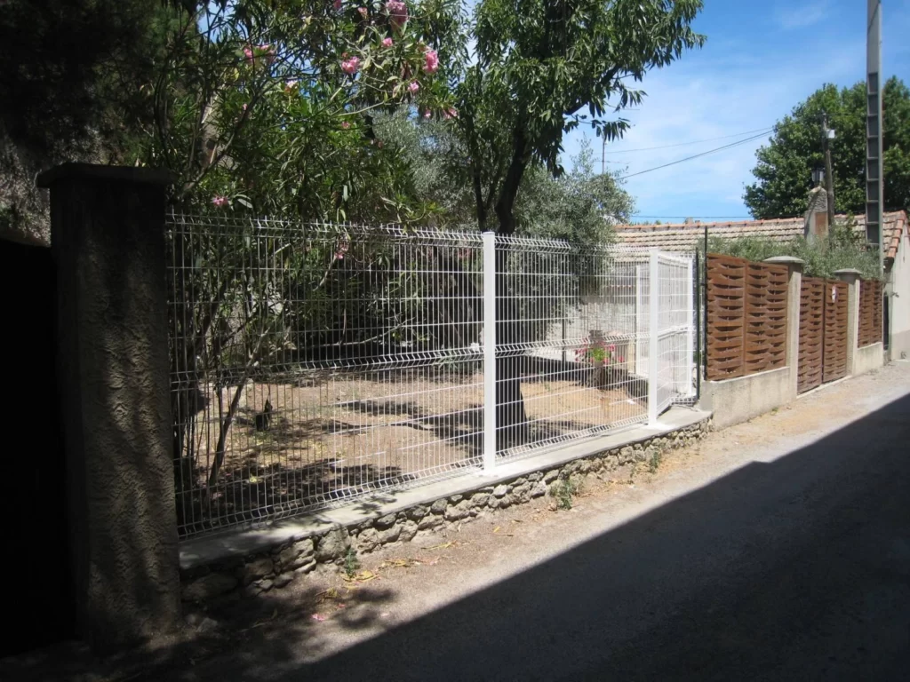 Pose d une cloture haut de gamme en panneaux rigides sur un muret Velaux
