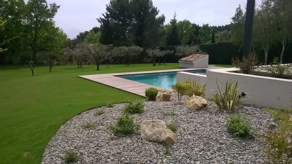 Design paysager pour semis de gazon pour villa a Eguilles