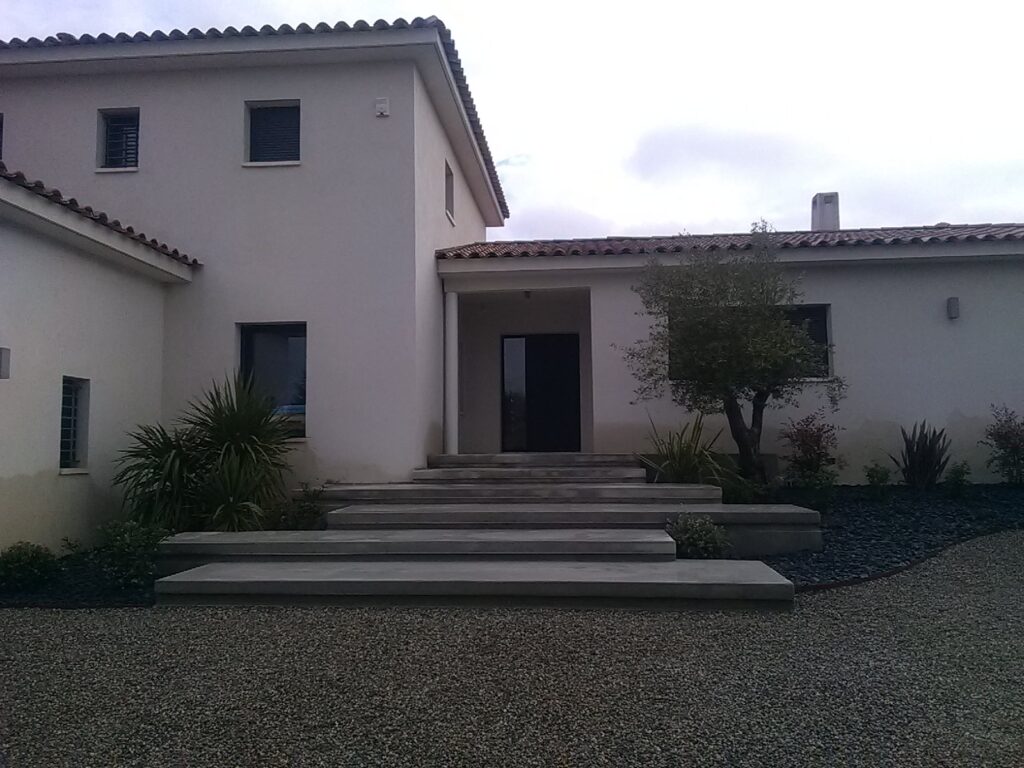 Refection de l entree avec parking d une maison a Cabriès par Paysagistes