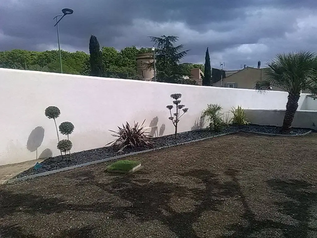 Semis d un gazon Pelissane par les artisans paysagistes