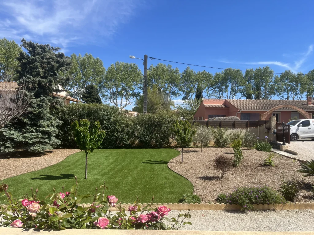 Paysagsite pour pose de gazon synthetique Pelissanne