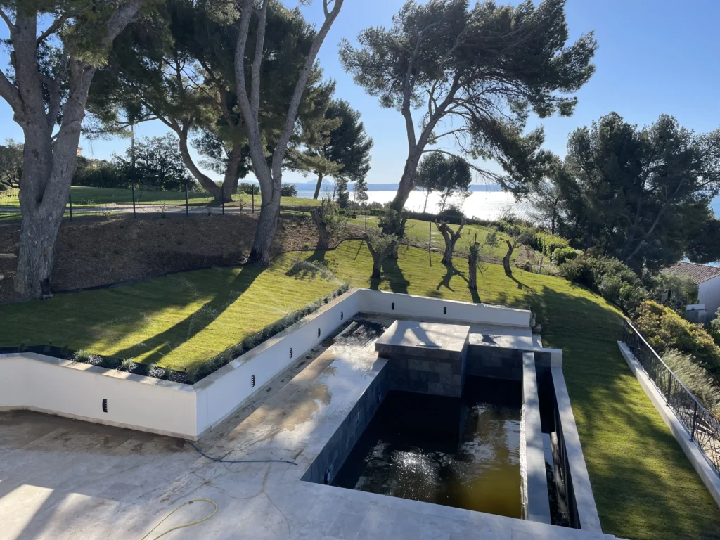 Conception de jardin haut de gamme autour de piscine Istres